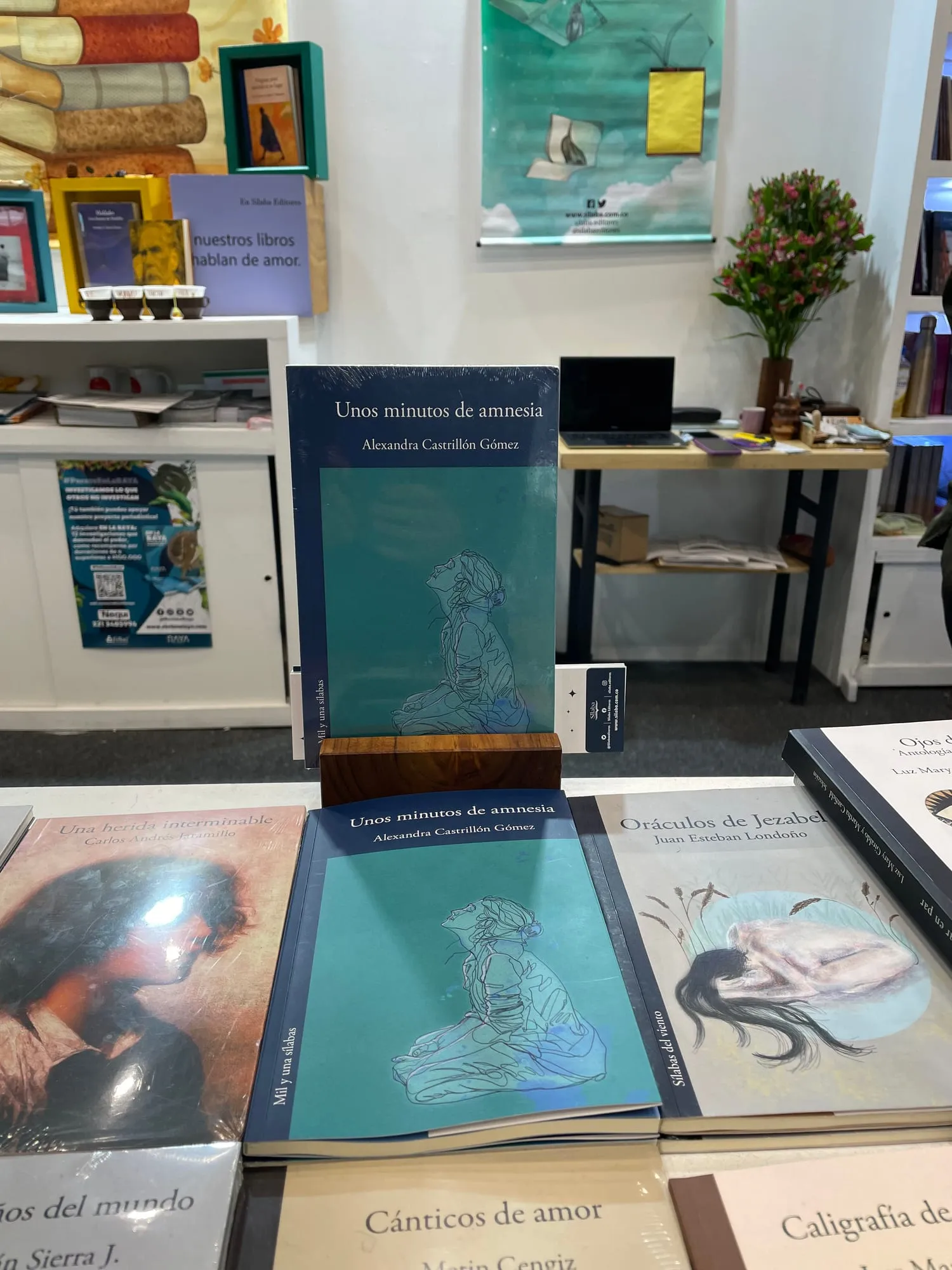 El libro exhibido en un stand de la Feria del Libro de Bogotá, entre otros títulos
