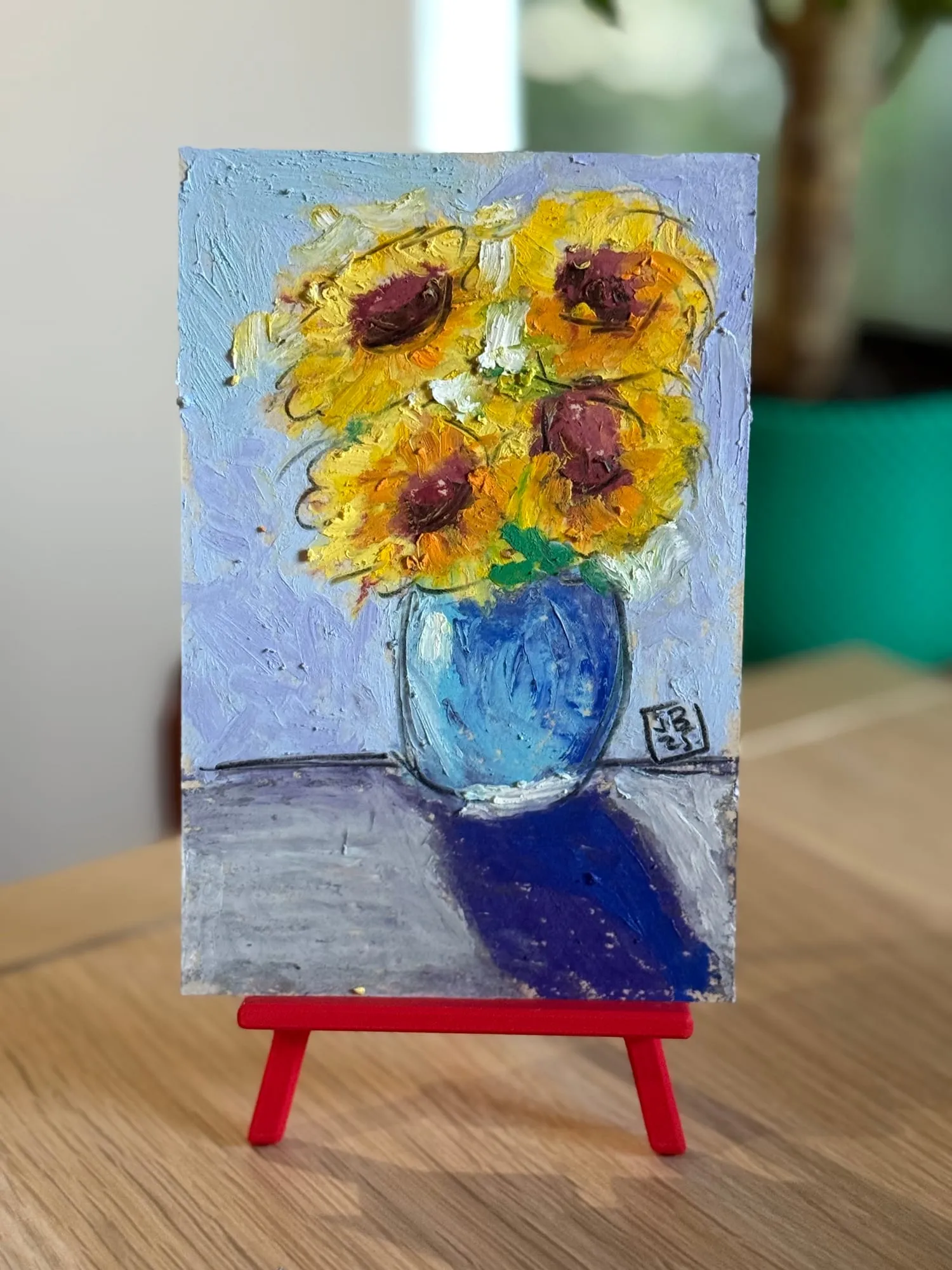 Girasoles en el florero azul — la pieza en el caballete del estudio
