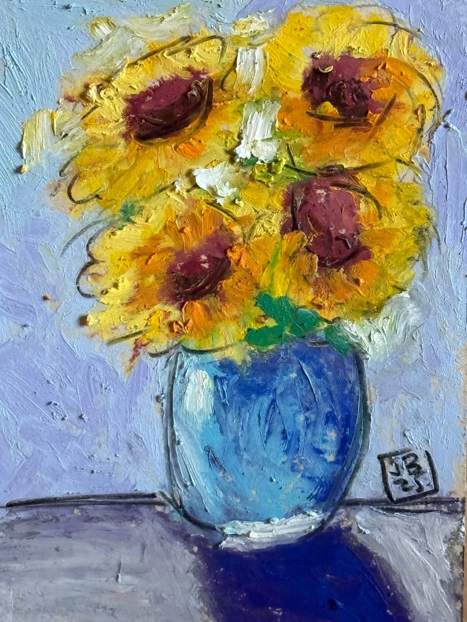 Girasoles en un florero azul, óleo pastel con fondo lila