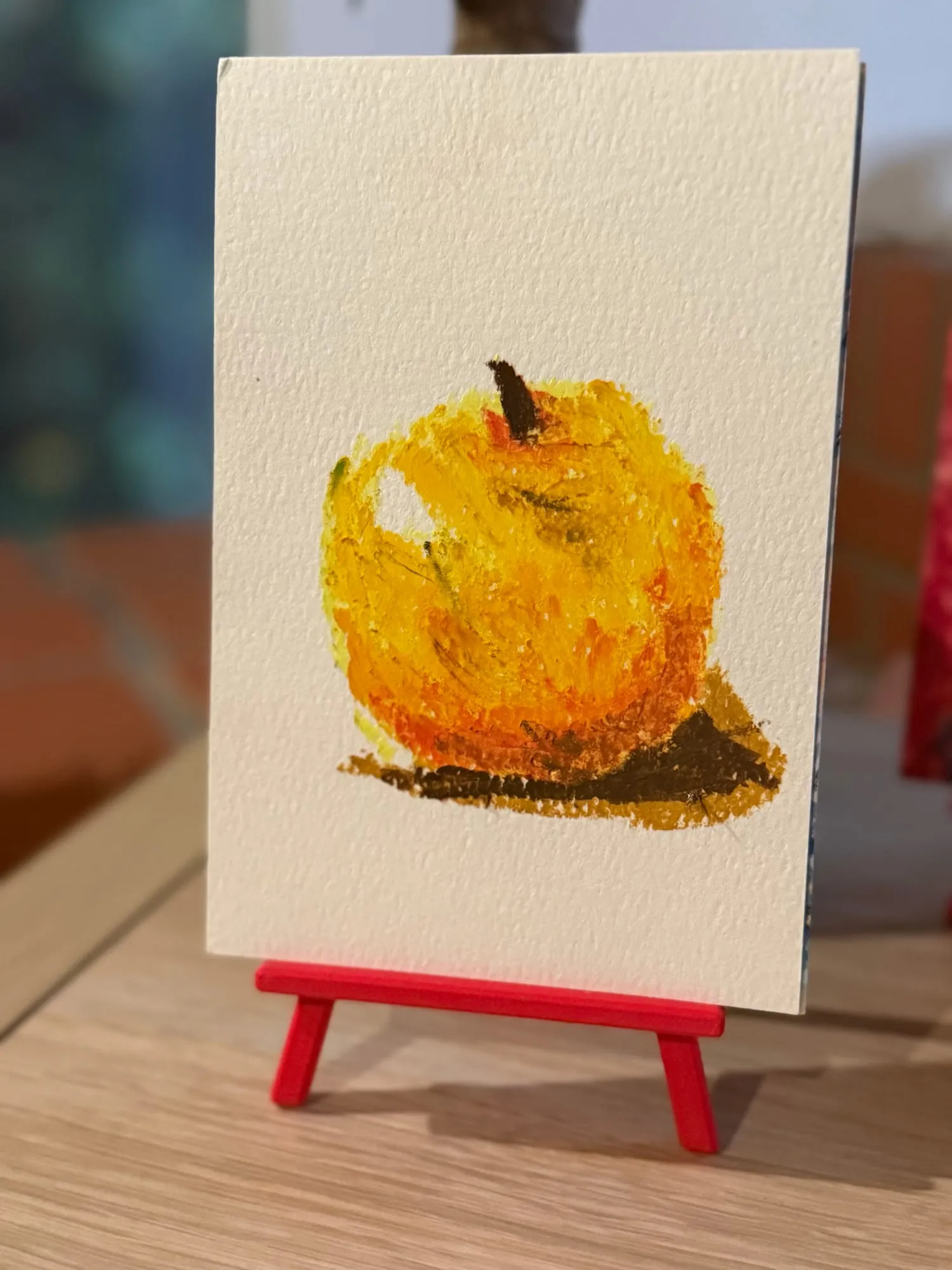 Naranja — fruta en amarillos y naranjas sobre papel blanco, óleo pastel