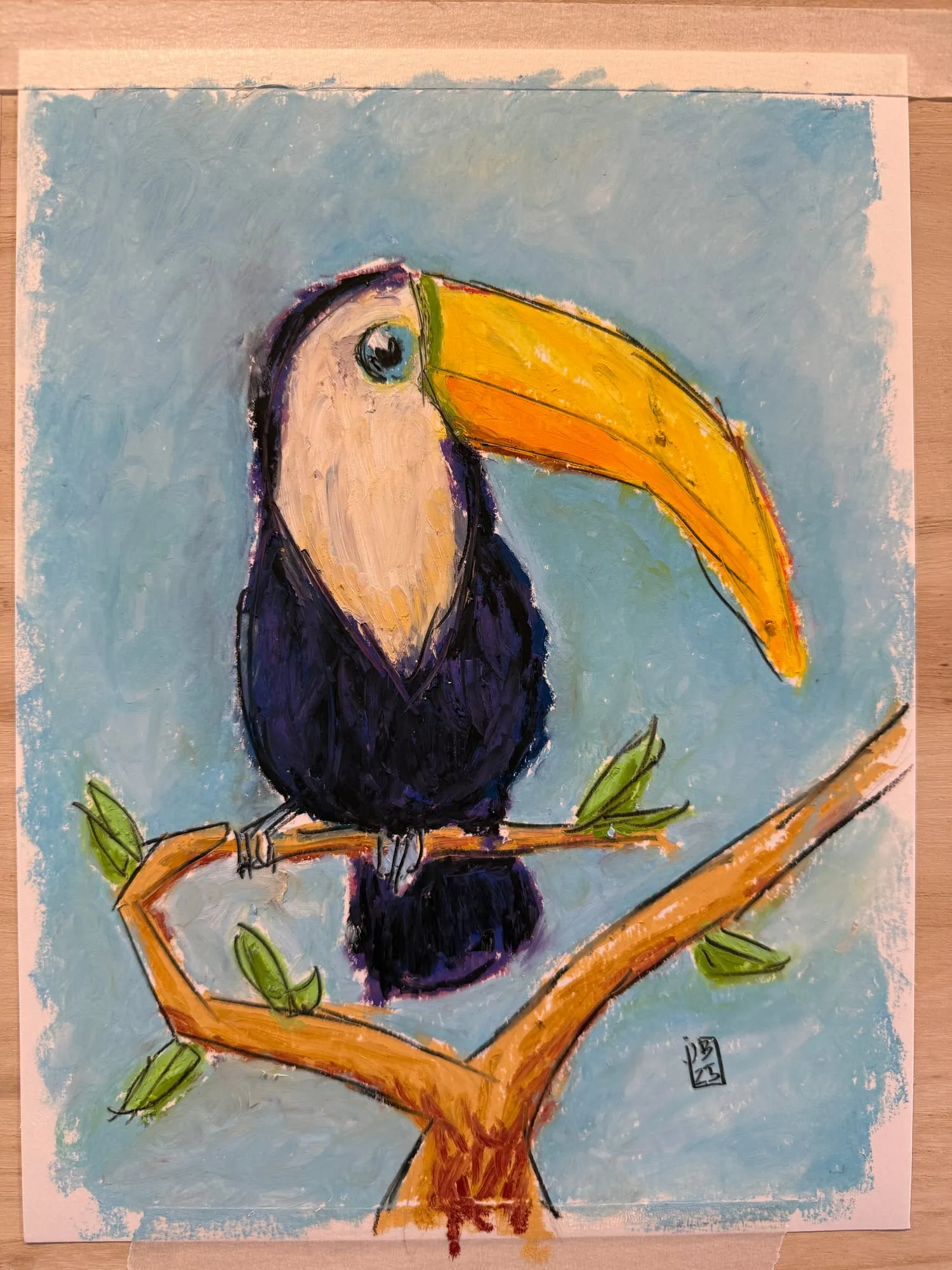 Tucán — tucán de pico amarillo sobre una rama, óleo pastel sobre fondo azul claro