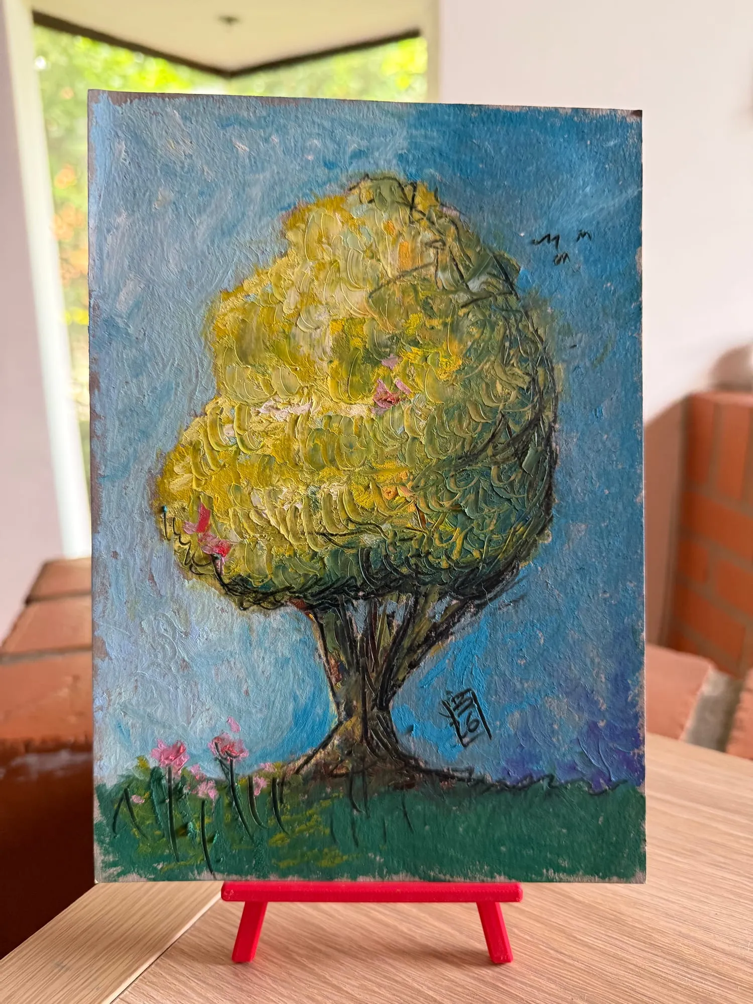 Árbol frondoso amarillo y verde sobre cielo azul, óleo pastel
