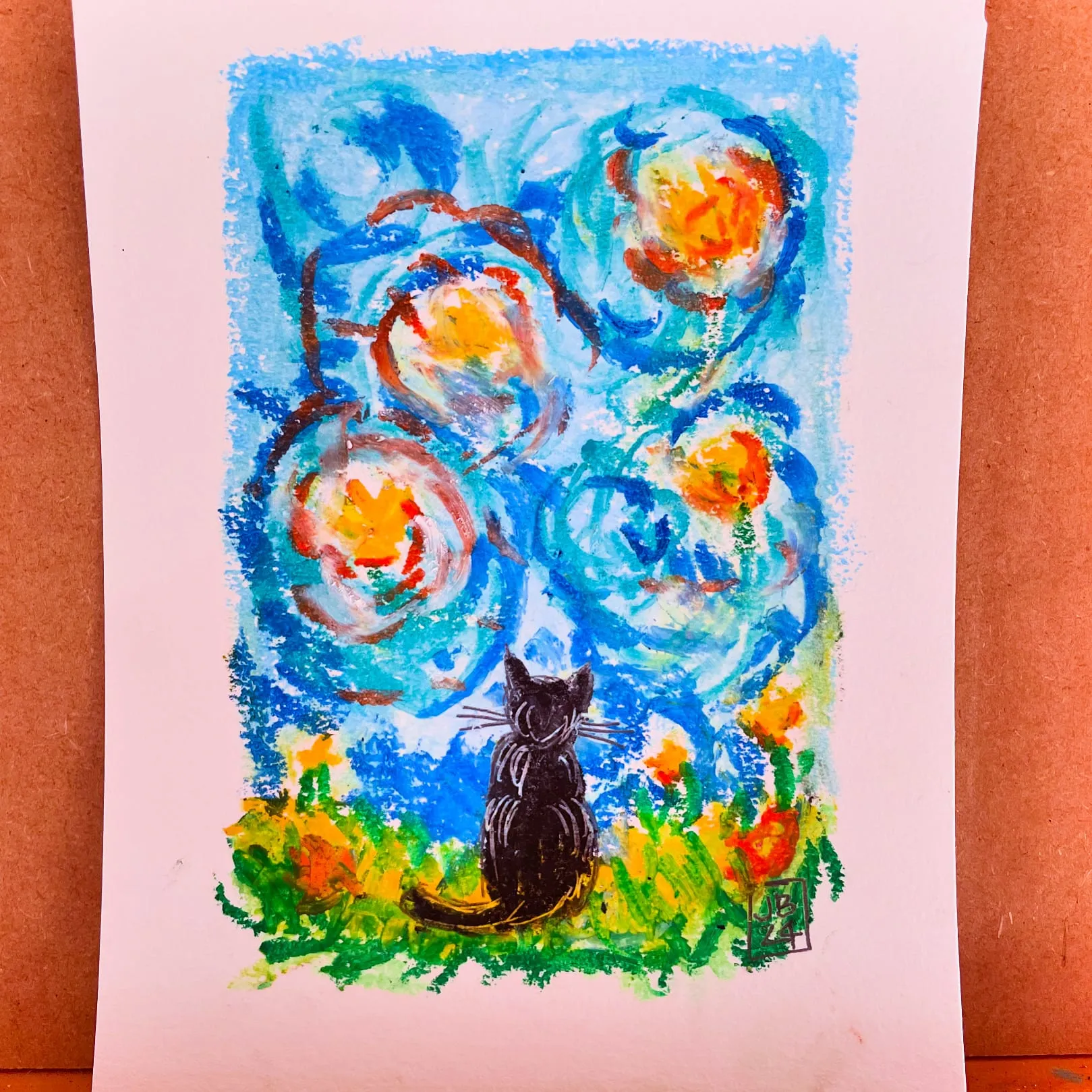 Gato — gato negro de espaldas bajo un cielo de remolinos azules y naranjas, óleo pastel