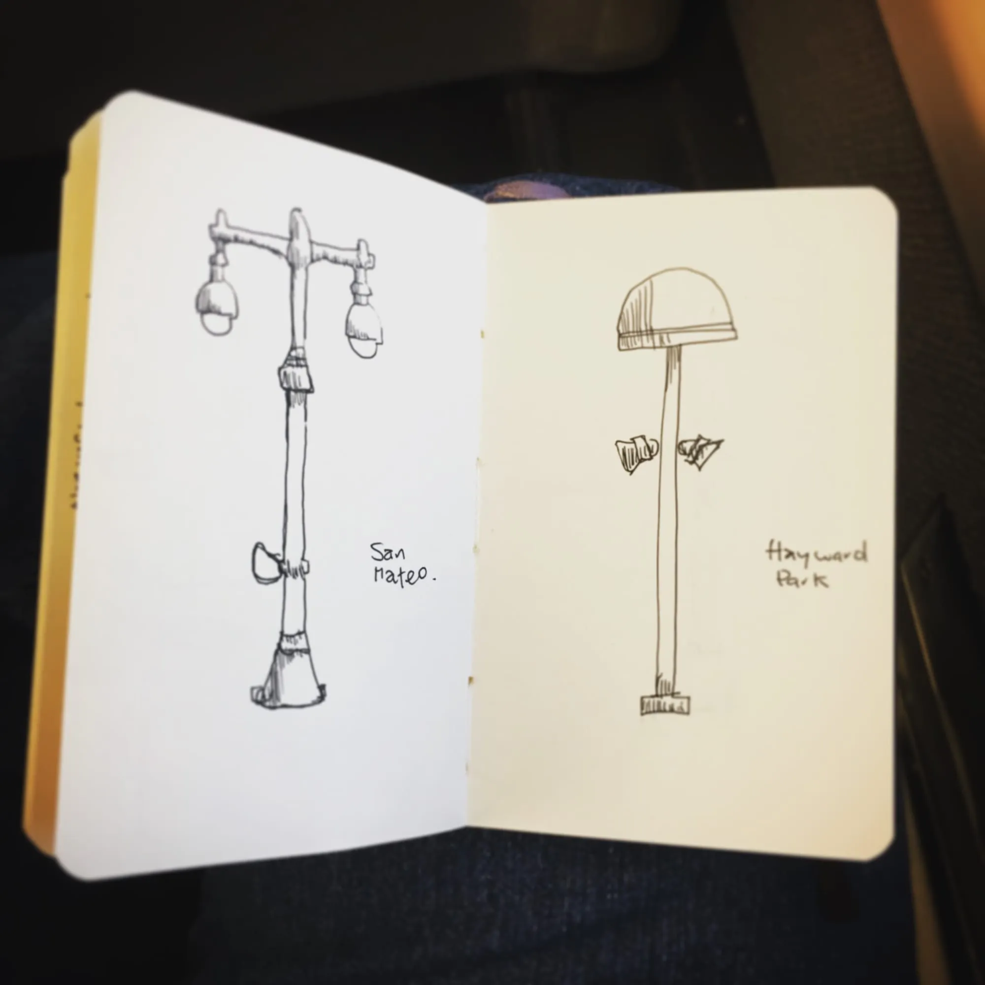 San Mateo y Hayward Park — lámparas de las estaciones del Caltrain a tinta, doble página de sketchbook