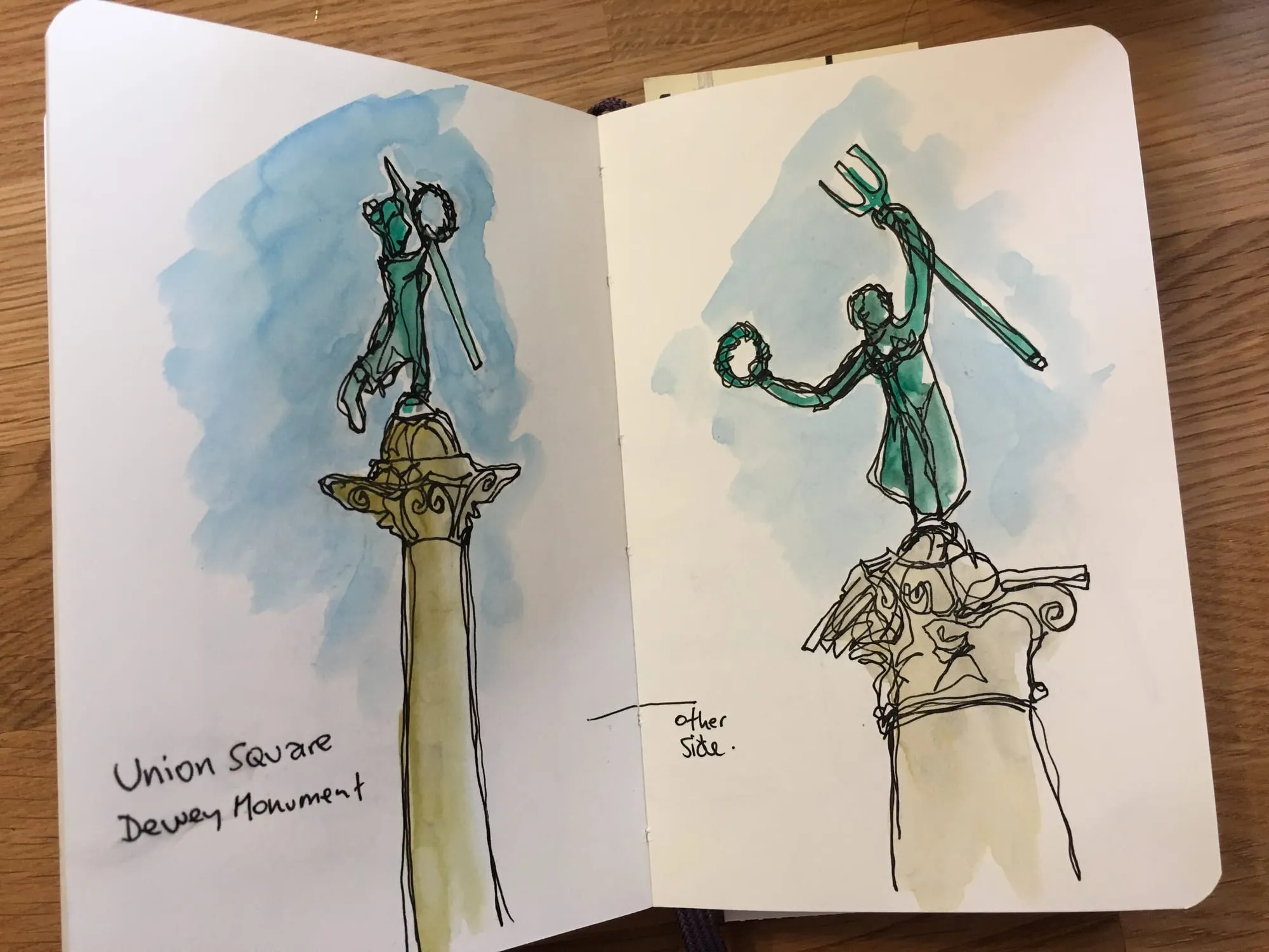 Dewey Monument — la victoria alada de Union Square a tinta y acuarela, doble página de sketchbook
