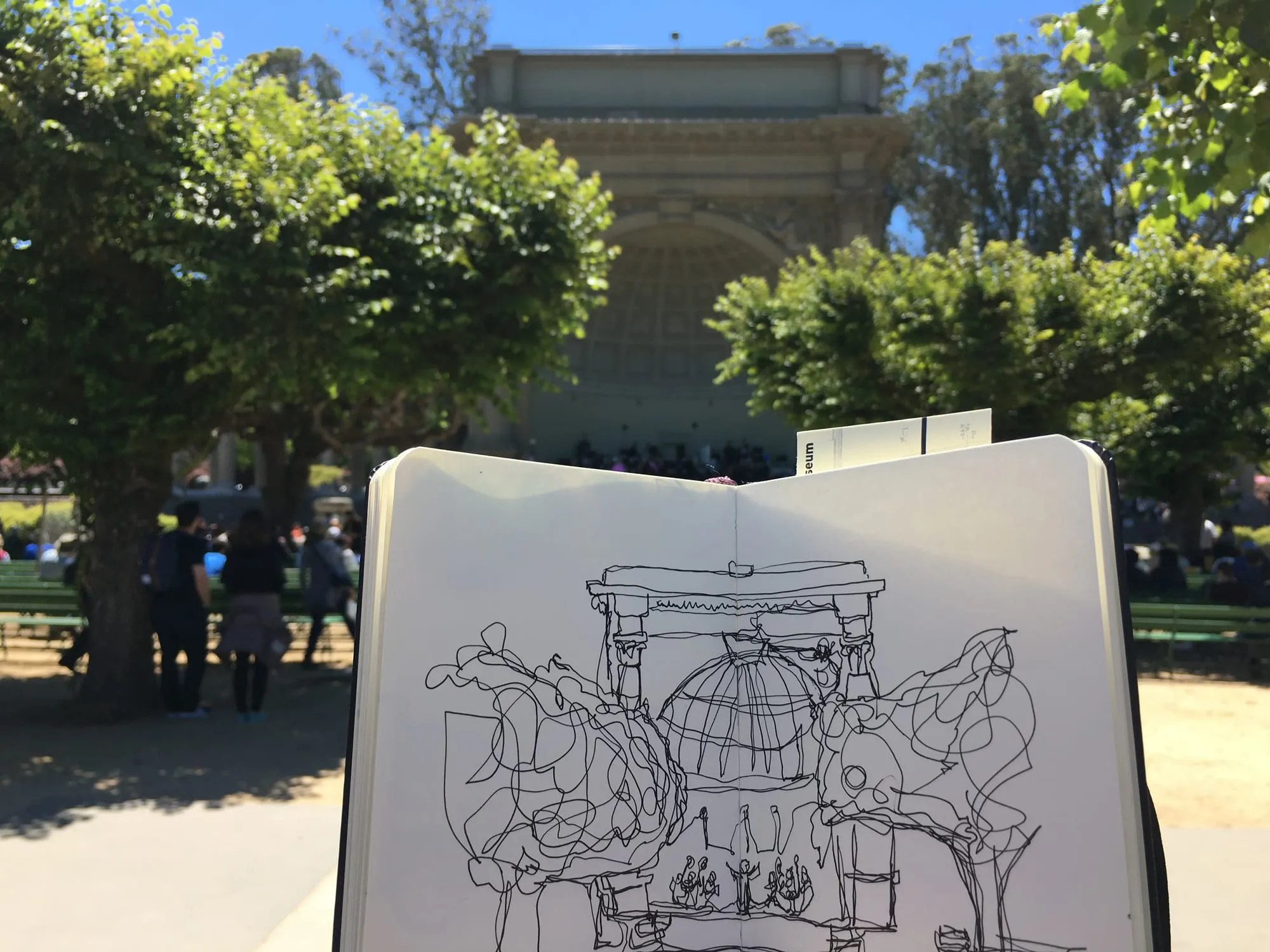 El boceto a línea frente al escenario real, durante el concierto