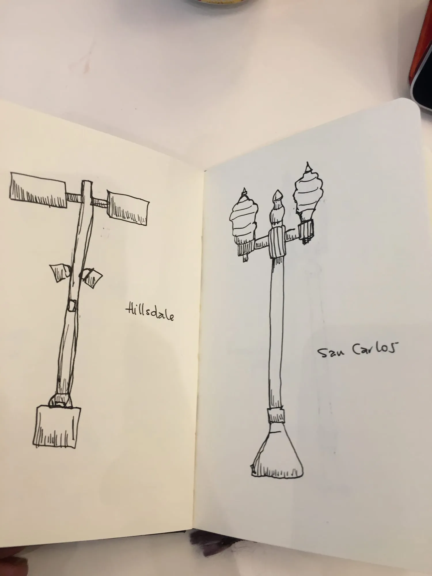 Hillsdale y San Carlos — lámparas de las estaciones del Caltrain a tinta, doble página de sketchbook
