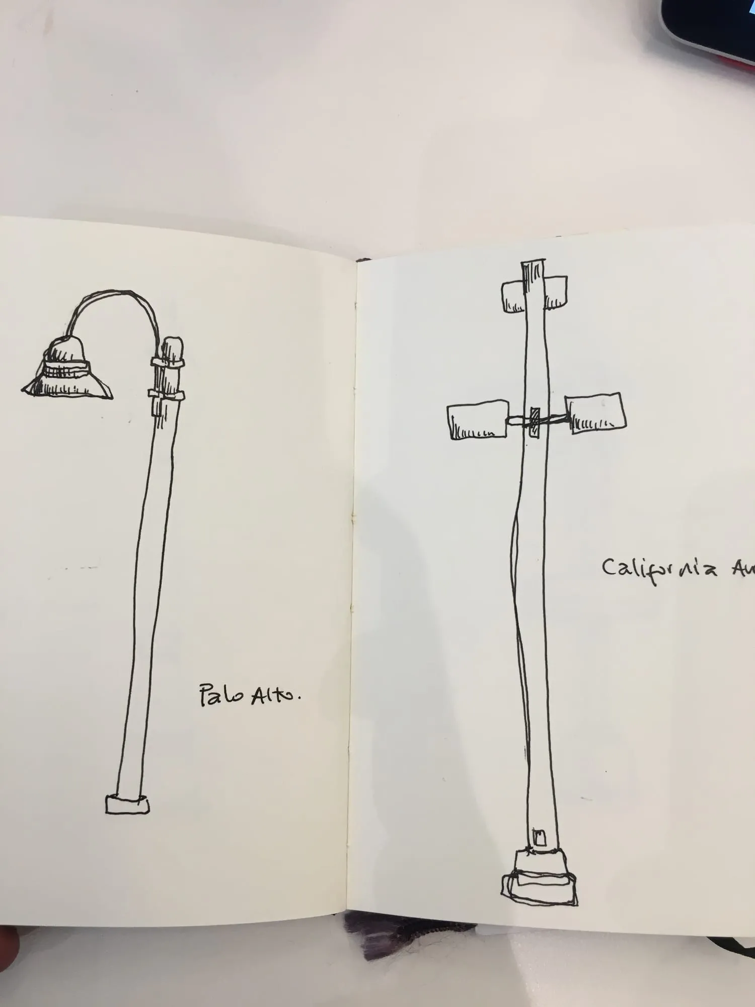 Palo Alto y California Ave — lámparas de las estaciones del Caltrain a tinta, doble página de sketchbook