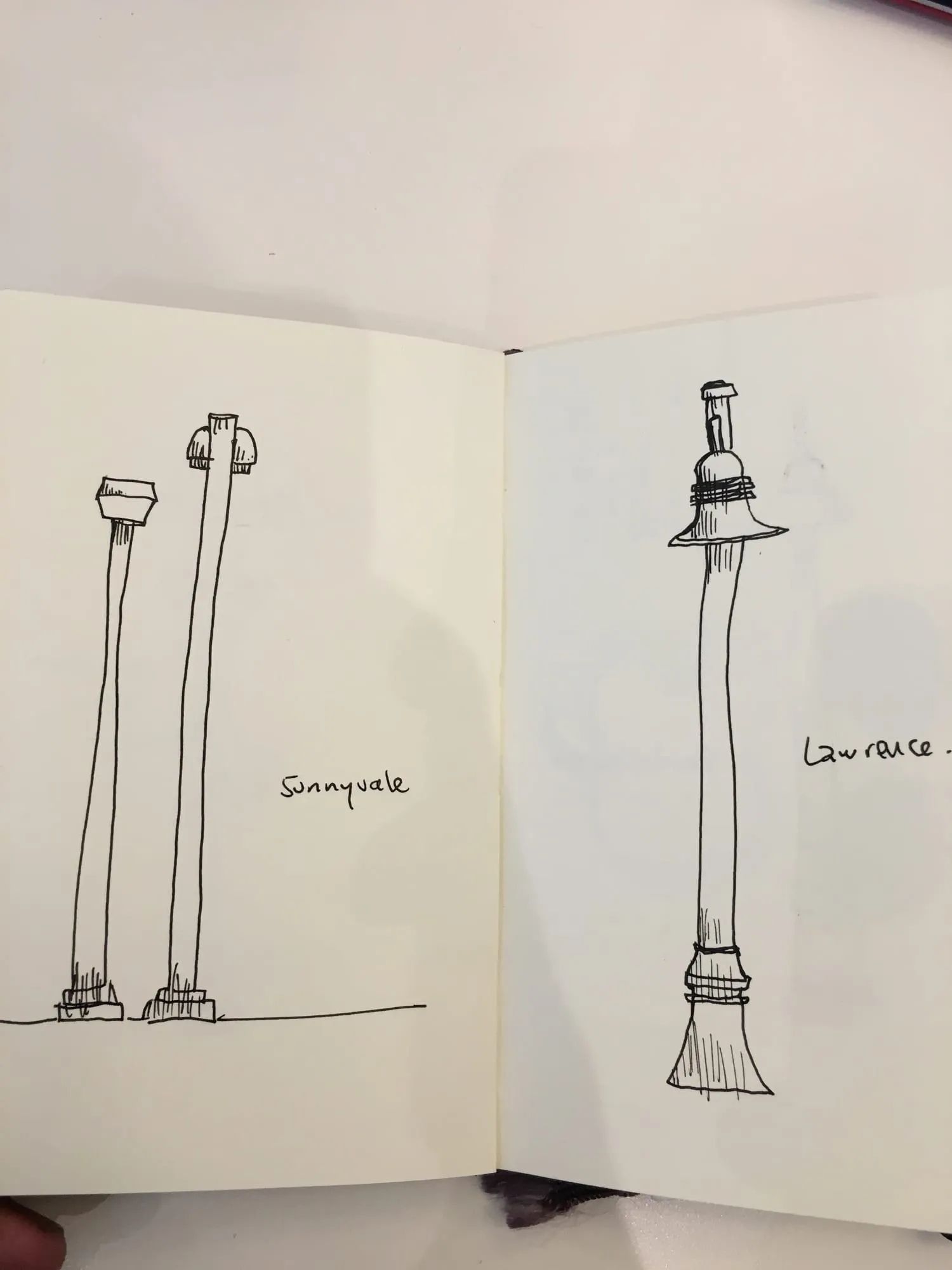 Sunnyvale y Lawrence — lámparas de las estaciones del Caltrain a tinta, doble página de sketchbook