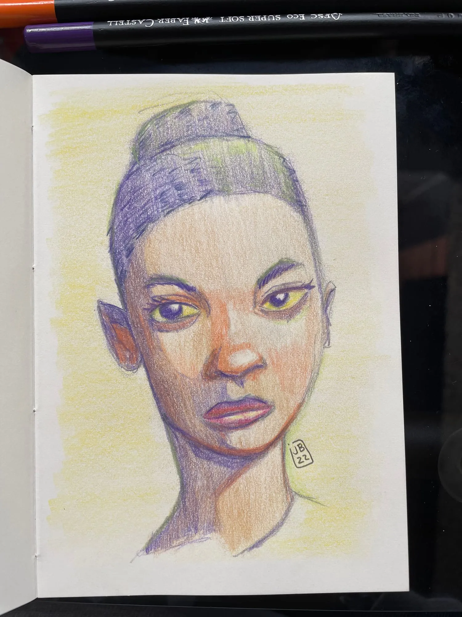 Retrato con moño — mujer de moño alto en lápices de colores sobre fondo amarillo, página de sketchbook