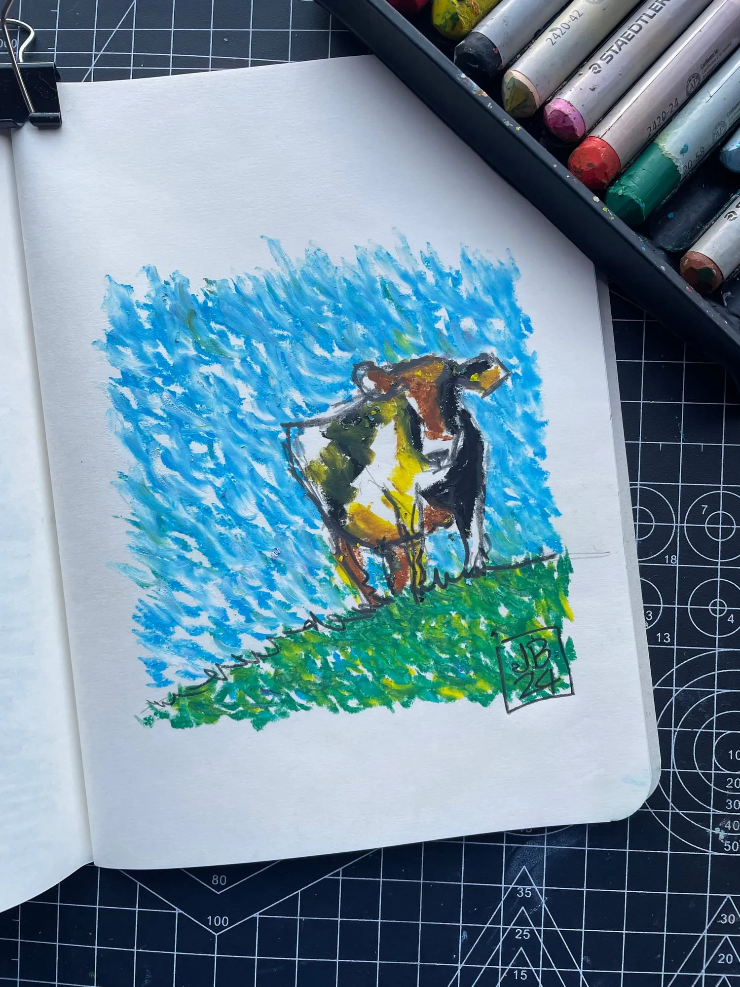 Vaca — vaca en el prado bajo cielo azul de trazos, óleo pastel en cuaderno