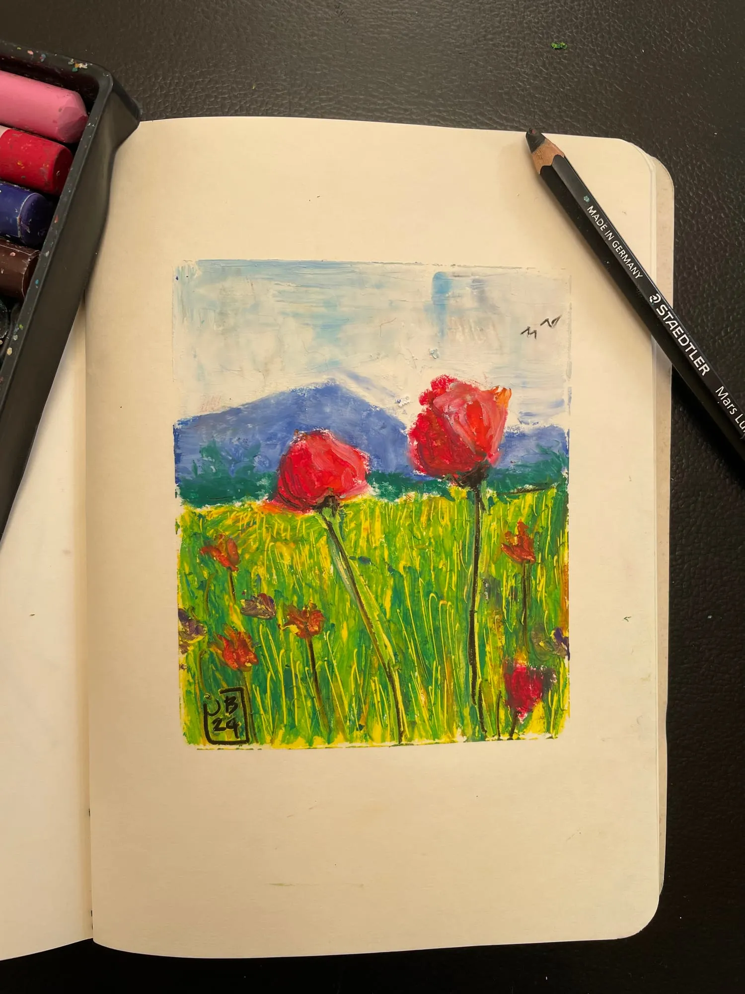 Campo de amapolas — amapolas rojas en un campo con montañas al fondo, óleo pastel