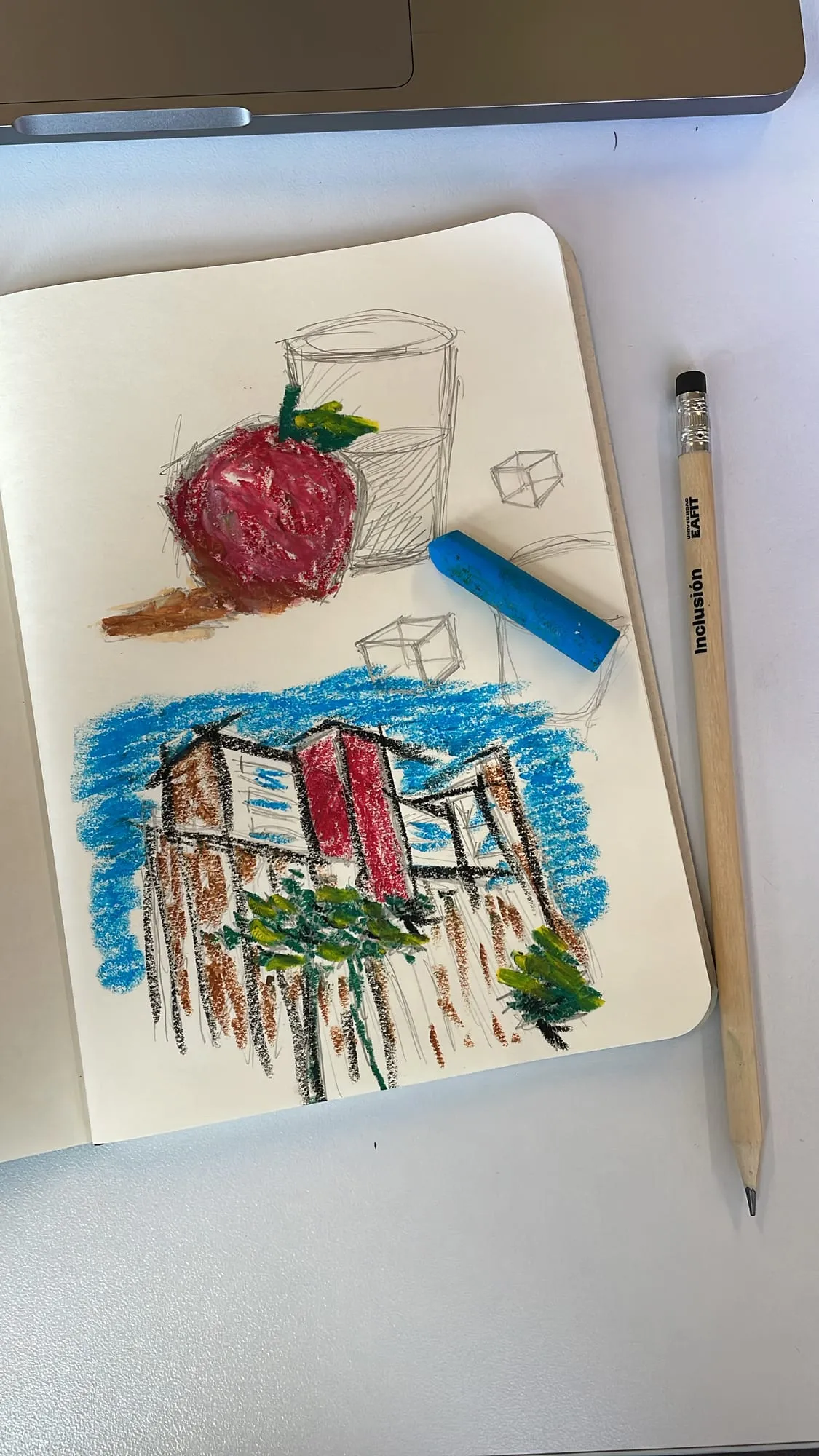 Manzana y edificio — página de ejercicios con manzana roja, edificio y cubos a lápiz
