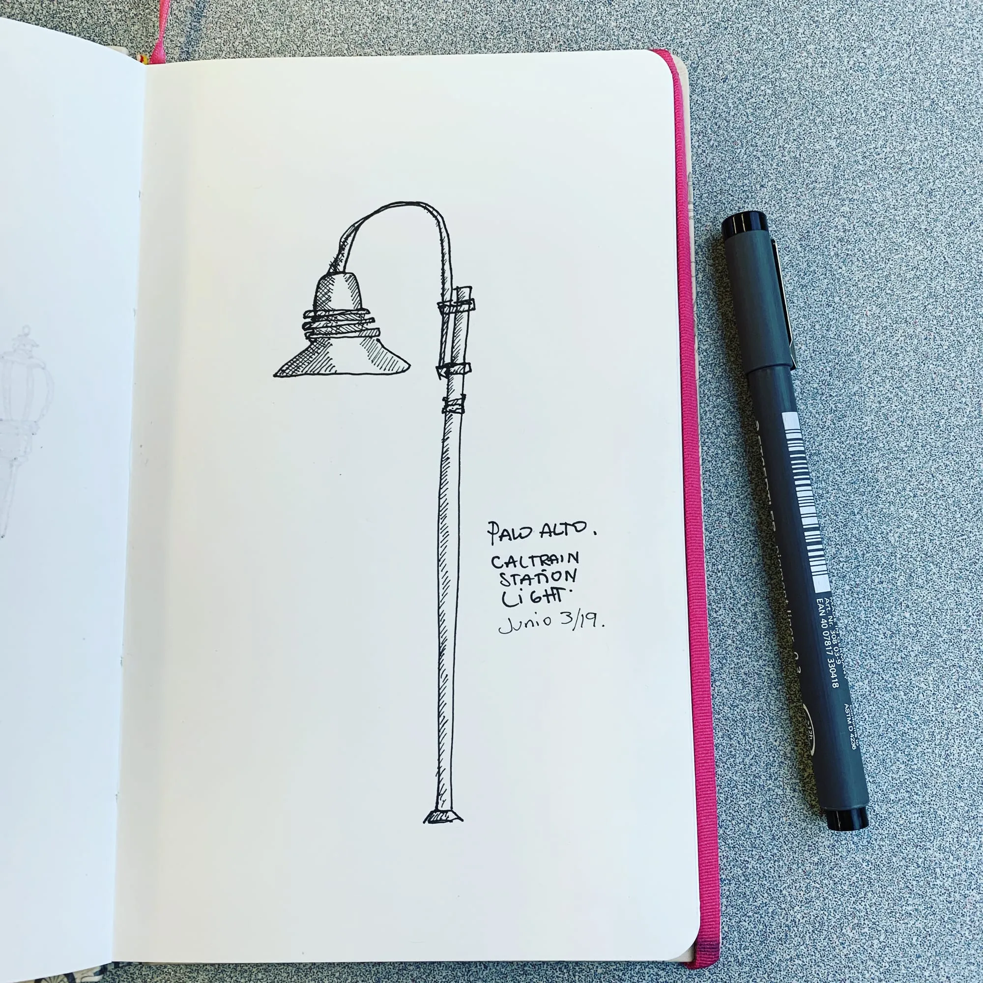 Palo Alto — lámpara de la estación del Caltrain a tinta, página de sketchbook