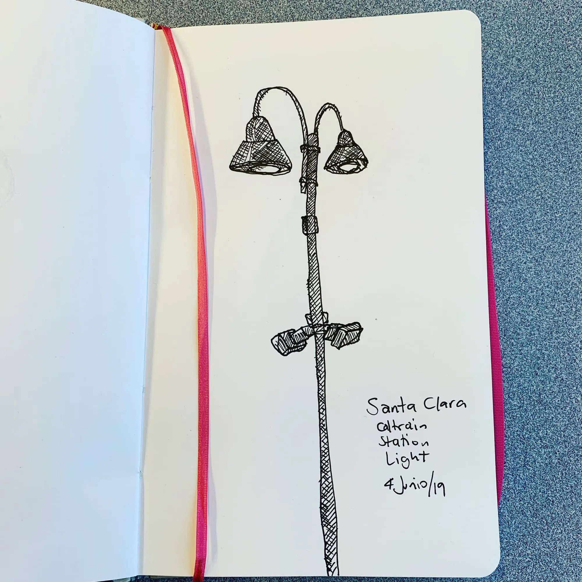 Santa Clara — lámpara doble de la estación del Caltrain a tinta, página de sketchbook