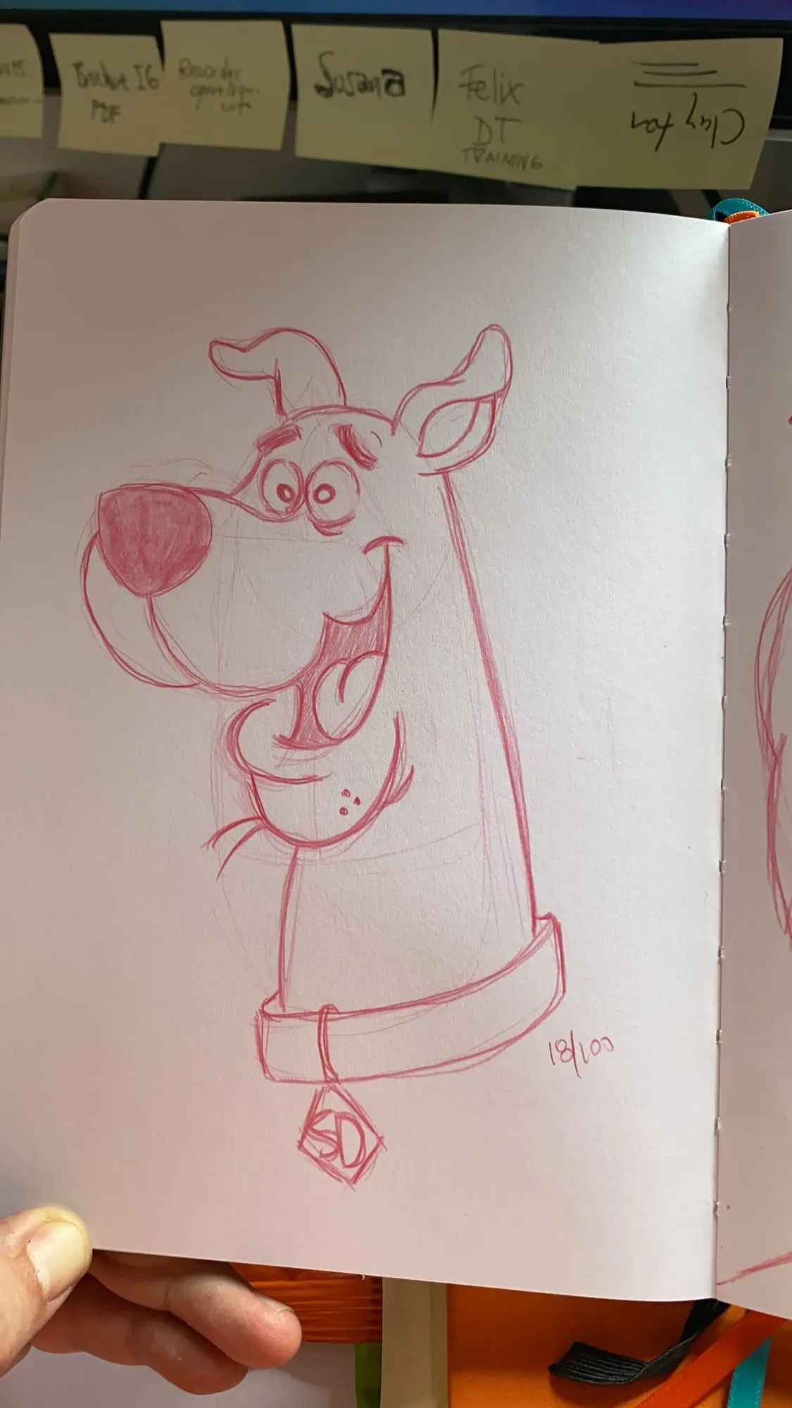 Scooby — boceto a lápiz rojo de perro Scooby-Doo sonriendo, página de sketchbook